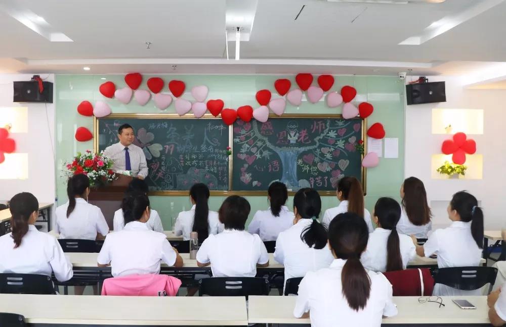 美雅优游职业培训黉舍第78期美体班毕业仪式